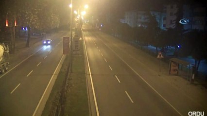 Dikkatsiz sürücü göz göre göre beton mikserine böyle çarptı