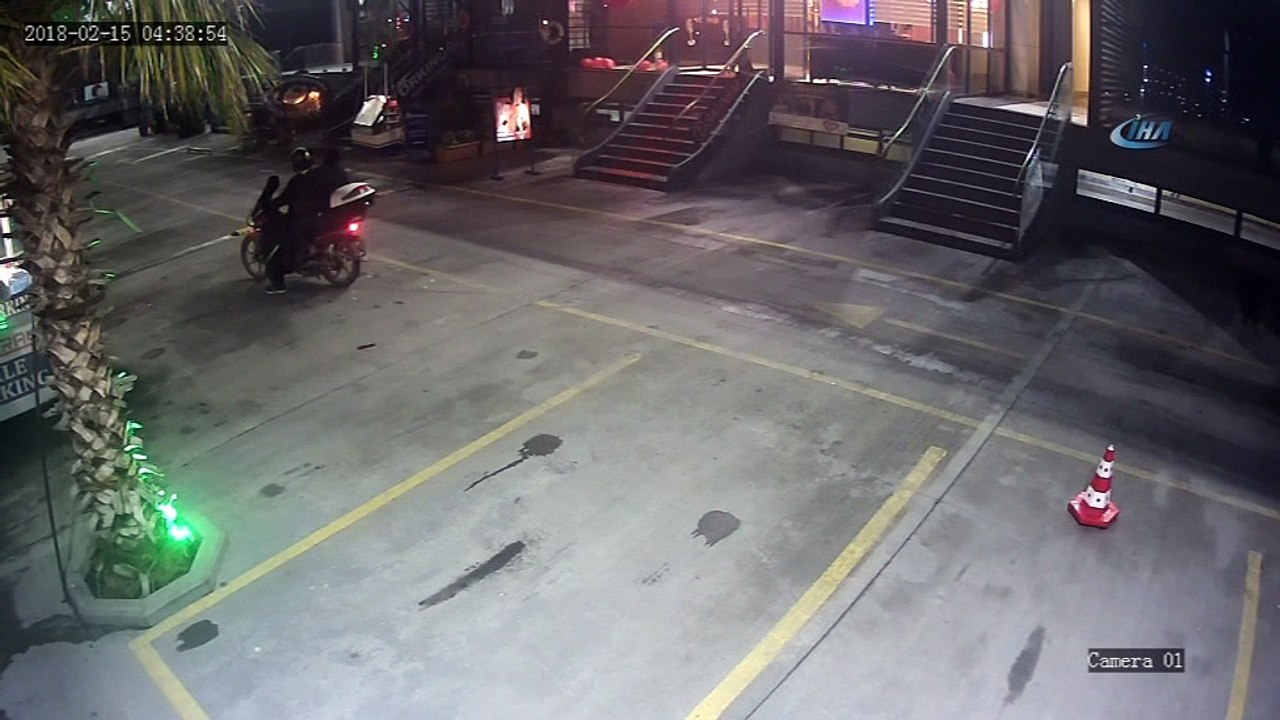 Eğlence mekanını kurşunlarken video çekip babasına attı...Eğlence mekanına silahlı saldırı kamerada