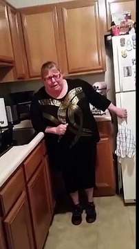 Sa mère pète un cable en voyant une araignée !!