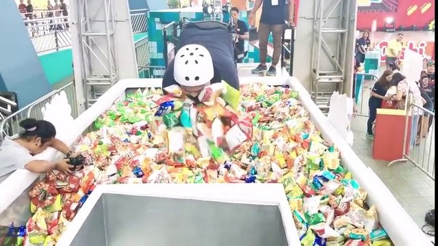 Jeu de pince géante : il attrape des sachets de bonbons !