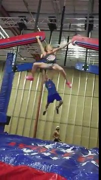 Elle éclate son entraîneur en course d'obstacles !