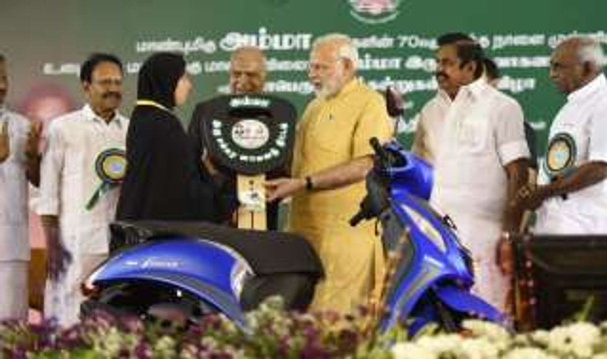 ஸ்கூட்டர் வழங்கிய பிரதமர் மோடி- வீடியோ