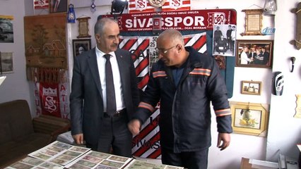 Çöpten çıkardığı eşyalarla koleksiyon yaptı...