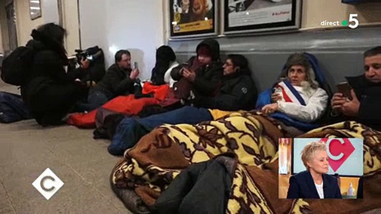 Des élus viennent dormir dans la rue pour soutenir les SDF mais... qu'en pensent-ils ? Regardezg