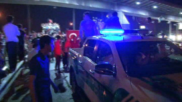 Fetullahçı Terör Örgütü’nün darbe girişimi sırasında Mahmutbey Gişeleri’nin kapatılmasına teşebbüs edilmesine ilişkin davada, 2 sanık ağırlaştırılmış müebbet, 8 sanık ise müebbet hapis cezasına çarptırıldı. Mahkeme, tutuksuz 26 erin beraat