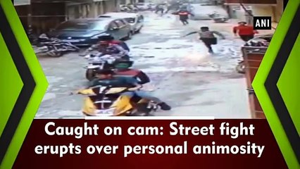 30 பேர் சேர்ந்து ஒருவரை 50 முறை கத்தியால் குத்தி கொலை..வீடியோ