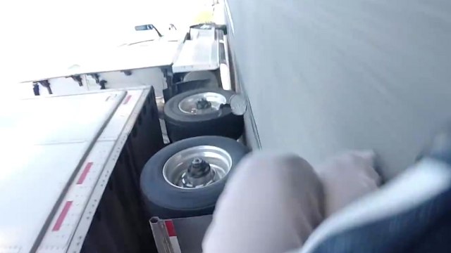 Un motard chute et passe sous la remorque d'un camion