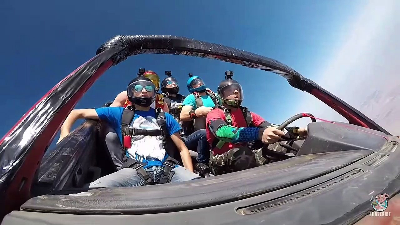 Skydiving in una macchina