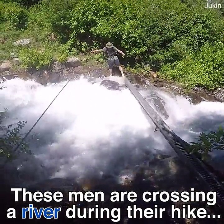 Un randonneur perd l'équilibre sur un pont au-dessus dun rapide (Canada)