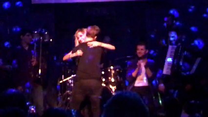 Ο Τάκης Ζαχαράτος κάνει χαμό στην Άννα Βίσση - Live 2017 Hotel Ερμού HD