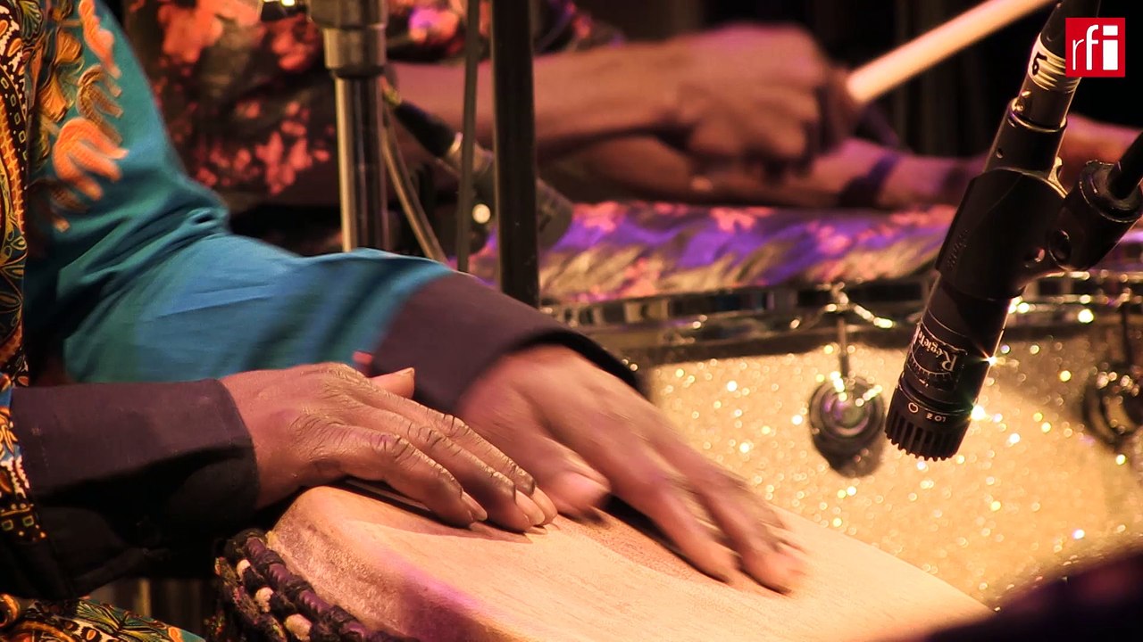 Toumani Diabaté et le Symmetric Orchestra interprètent "Lampedusa"