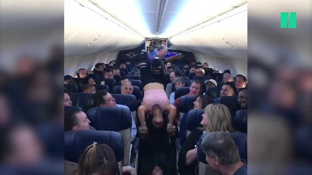 Leur vol a du retard alors ils font du yoga entre les autres passagers