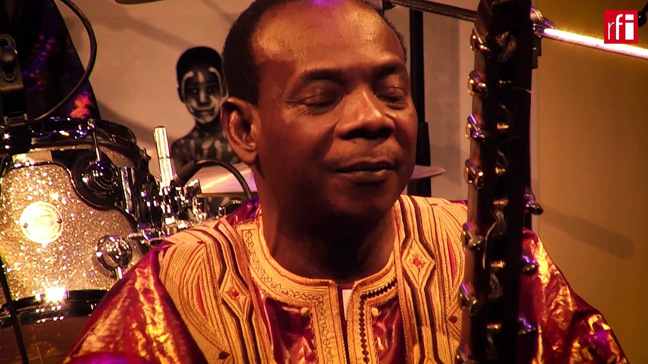 Toumani Diabaté et le Symmetric Orchestra interprètent "Mali Sadio"