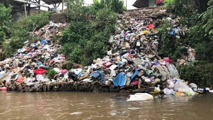 Indonésie: le défi de nettoyer le fleuve le plus pollué au monde