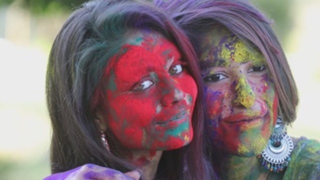 Color, musica y bailes para festejar el tradicional festival Holi en la India