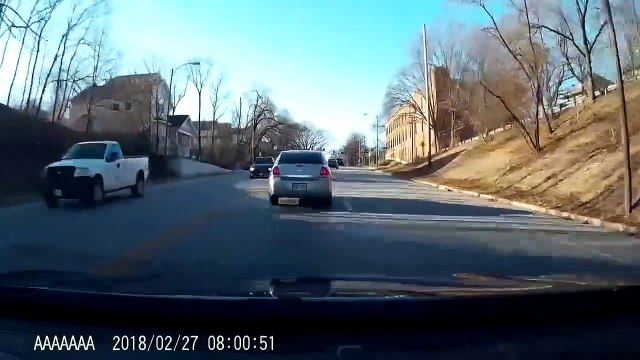 Un automobiliste fait une grosse queue de poisson et se fait immédiatemment punir par le Karma