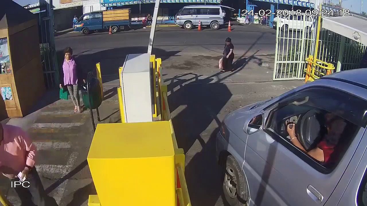 Une conductrice se foire avec sa boite automatique en sortant d’un parking