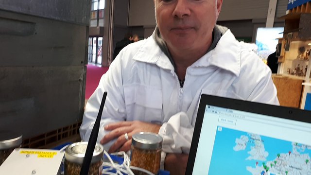 Sur le stand de la Drôme, des ruches connectées