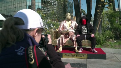 Hollywood Boulevard exibe estátua de Harvey Weinstein