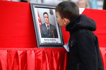 Şehit Ağabeyinin Resmini Öpen Minik İhsan, Herkesi Ağlattı