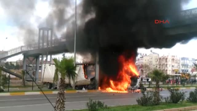 Kontrolden Çıkıp Yaya Üst Geçidine Çarpan TIR Alev Alev Yandı