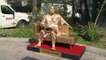 Une statue d'Harvey Weinstein en peignoir sur un divan est installée sur Hollywood Boulevard