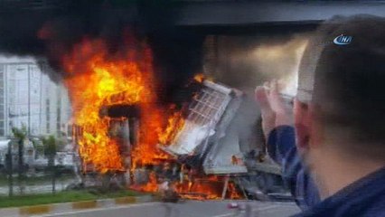 Üst geçide çarpan tır alev alev yandı... Sürücüyü esnaf kurtardı