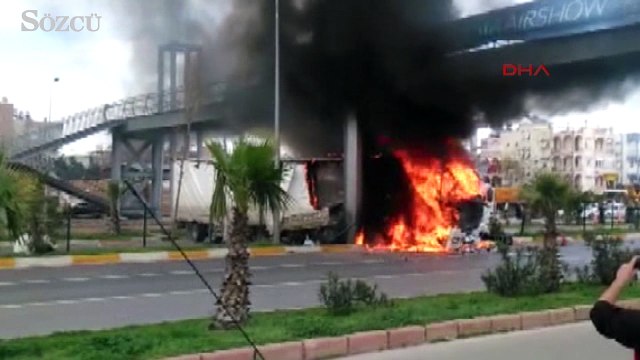 Üst geçide çarpıp alev alev yanan TIR’ın içerisindeki sürücüyü esnaf kurtardı