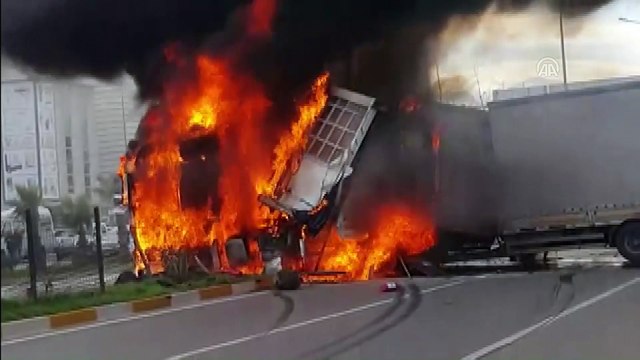 Üst geçidin ayağına çarpan tır alev alev yandı - ANTALYA