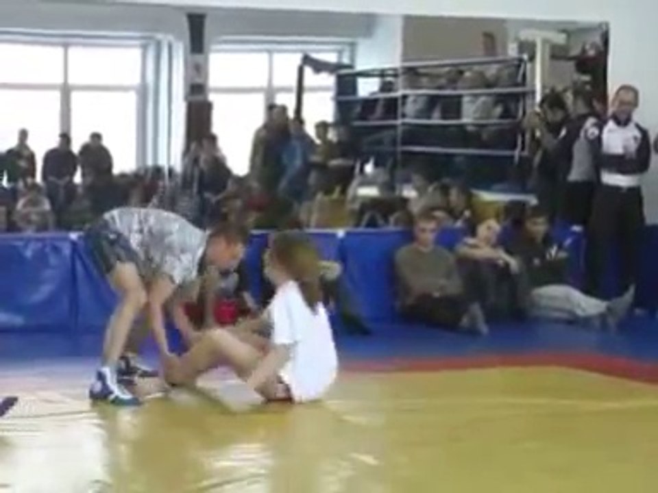 girl vs boy grapling