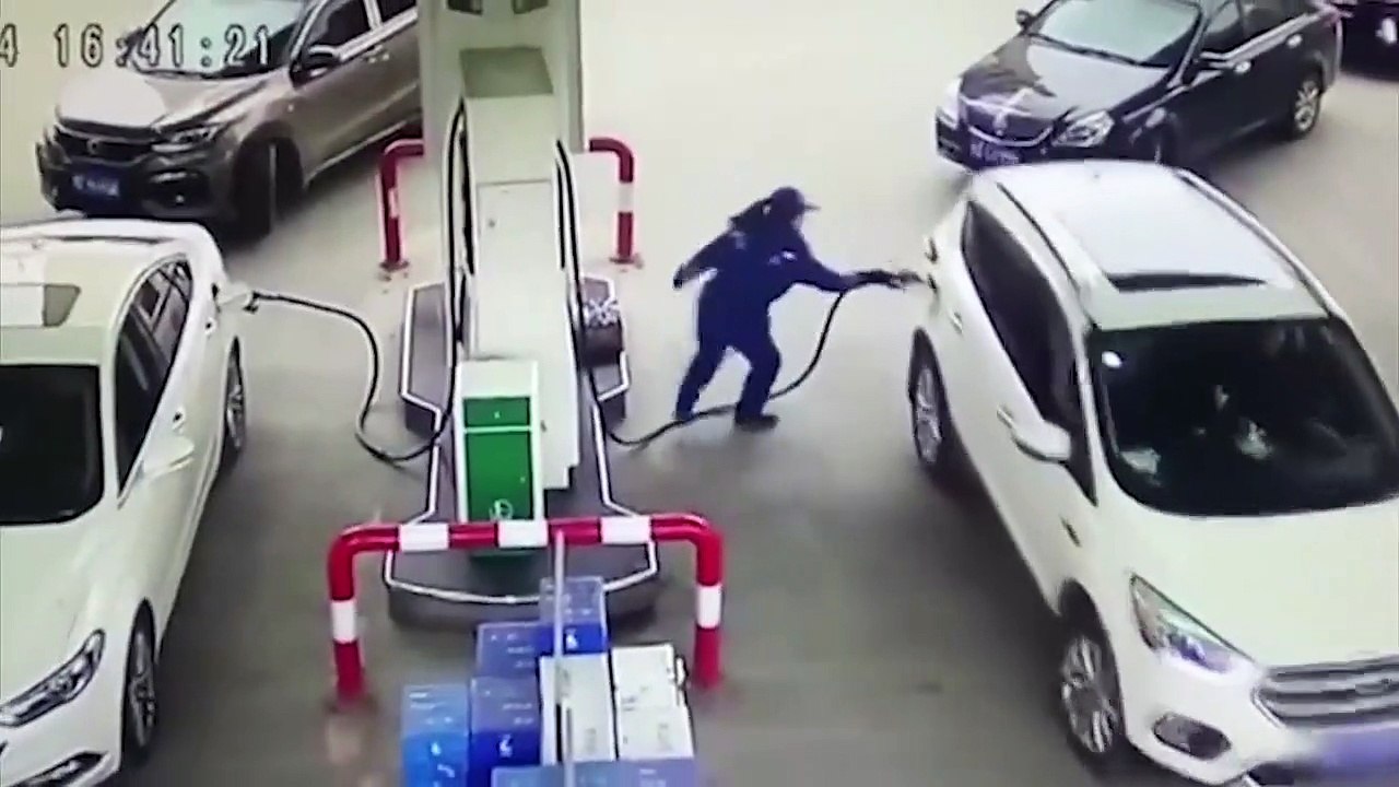 Un plein d'essence qui tourne mal à cause d'un conducteur débile