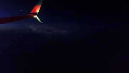 Скачать видео: Un orage par un passager depuis le hublot de l'avion... Magnifique