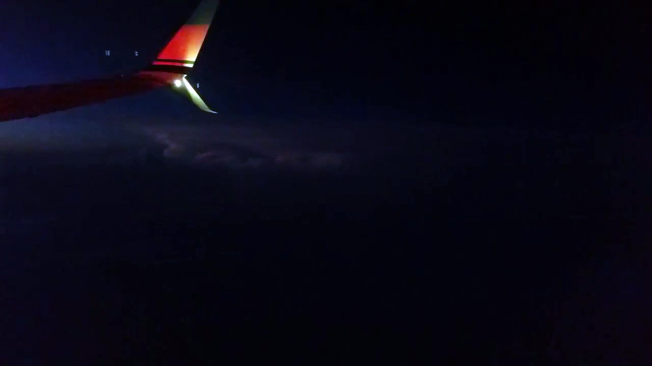 Un orage par un passager depuis le hublot de l'avion... Magnifique