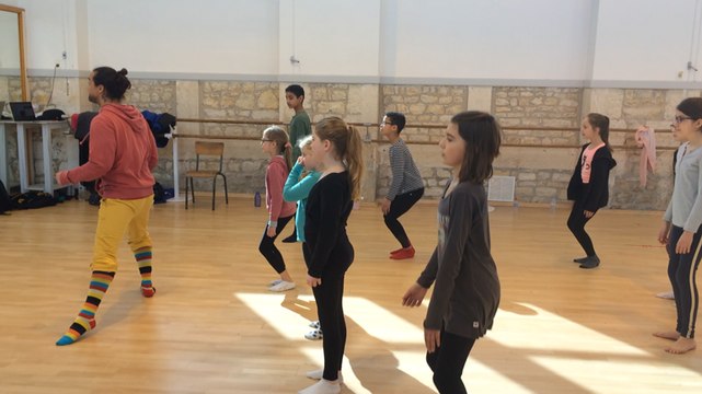 Gianni Joseph anime un stage de danse contemporaine