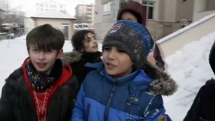 Öğrencilerin karla kaplı merdivendeki kayak keyfi - ARDAHAN