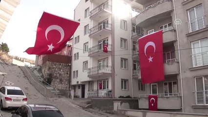 Télécharger la video: Şehit Jandarma Astsubay Kıdemli Çavuş Palancı Son Yolculuğuna Uğurlandı (2)