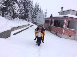 112 Sağlık Personeli, Şehit Babasını Ambulansa Kadar Sırtında Taşıdı