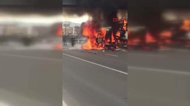 Antalya Üst Geçidin Ayağına Çarpan Tır Yandı