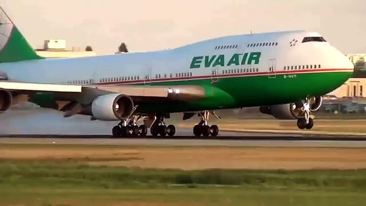 World Biggest Aircraft Airbus A 400 M Boeing 747