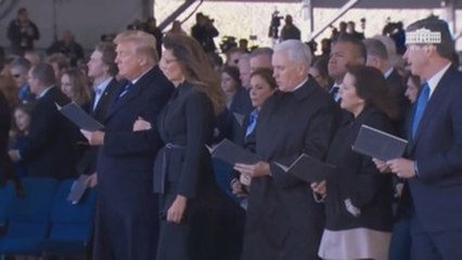 Trump asiste con Melania al funeral para despedir al reverendo Billy Graham