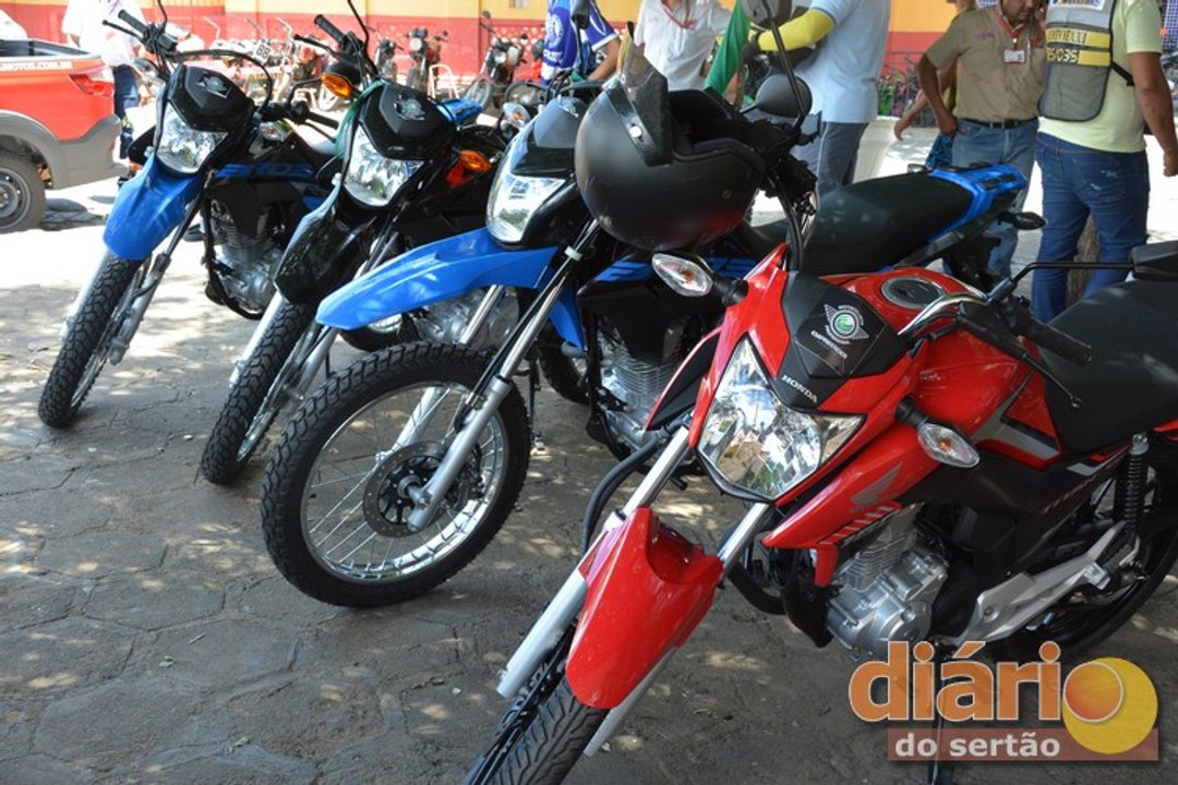 Mototaxistas de Cajazeiras adquirem novas motos através do Programa Empreender, do Governo do Estado