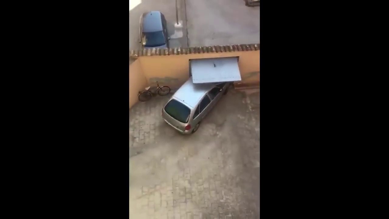 Il défonce sa voiture en essayant de sortir de sa cour... Débile