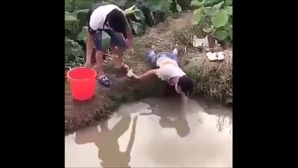 Mauvaise surprise pour ce pecheur qui met la tête sous l'eau