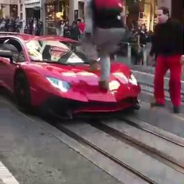 Il saute pieds joints sur une Lamborghini Aventador et va le regretter