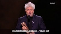 Pedro Almodóvar remet le César d'honneur à Penélope Cruz - César 2018