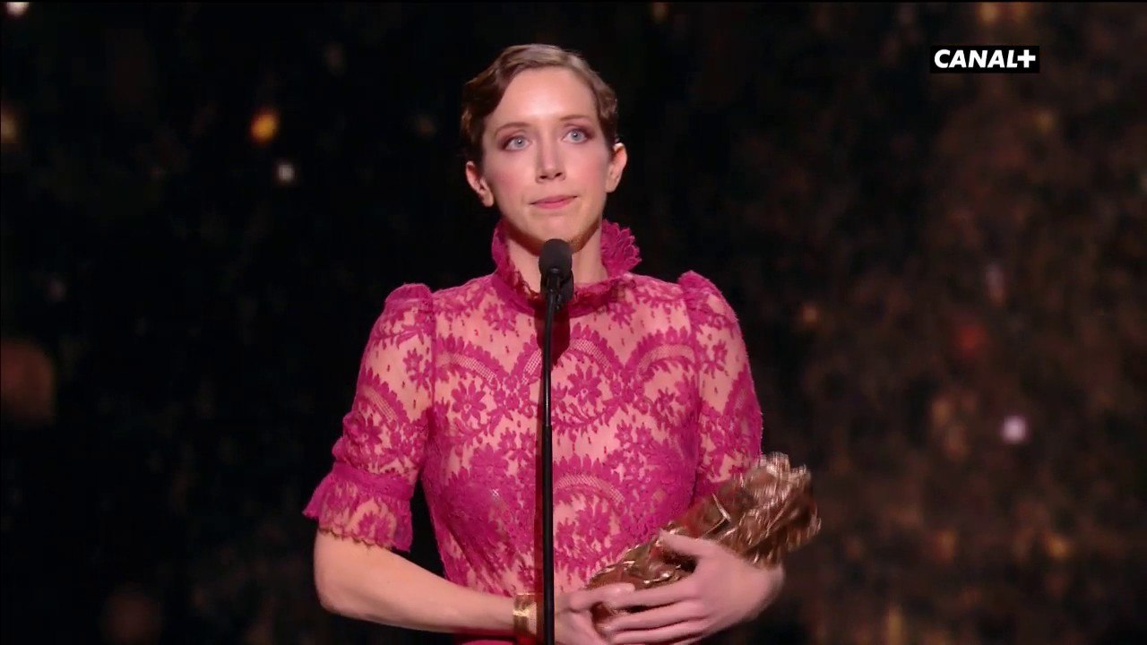 Sara Giraudeau, très émue en recevant son prix remis par Laura Smet - César 2018