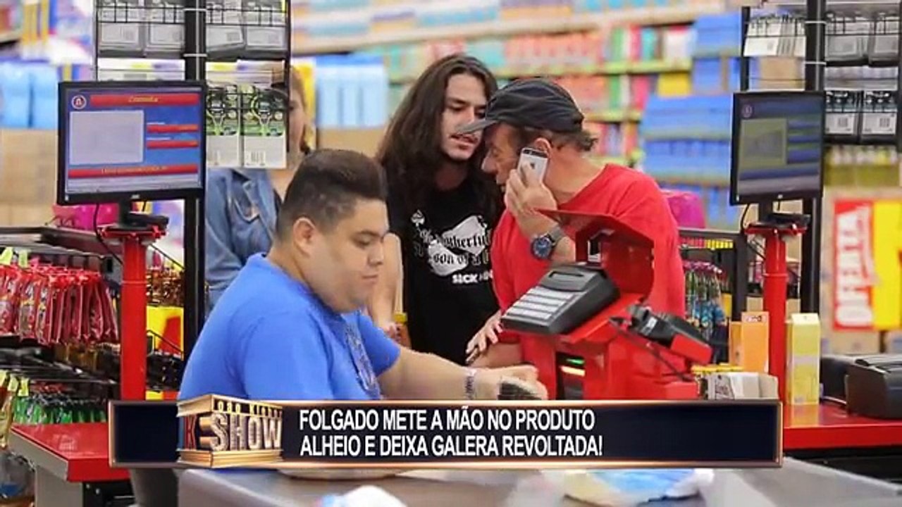 Tiozinho_mete_a_mão_no_produto_dos_outros_e_quase_apanha_no_mercado_