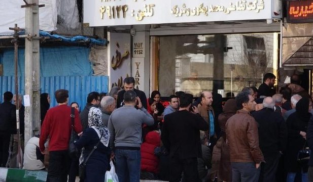 İranlılar döviz bürolarına akın etti