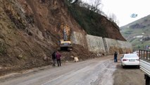 Trabzon'da toprak kayması sonucu kapanan yol ulaşıma açıldı