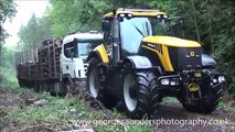 JCB Fastrac 8250 with stuck lorry